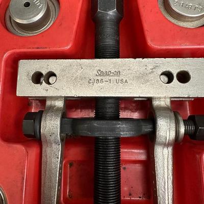 Lot 957. Tools including Snap-on Cj86-1 Bearing Gear Puller