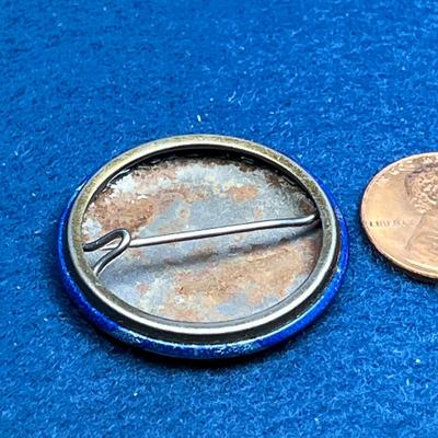 U.S. FLAG ON STAFF PINBACK