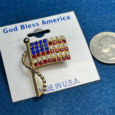 NEW ON CARD RHINESTONE U.S. FLAG PIN