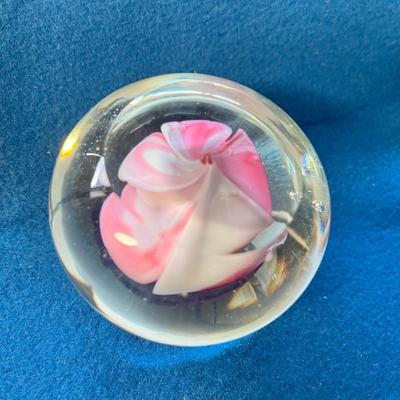 BEAUTIFUL PINK ROSE PAPERWEIGHT