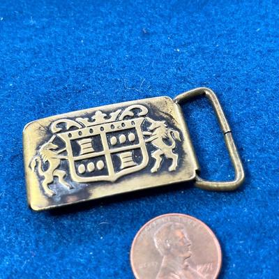 BRASS BELT BUCKLE WITH BRITISH-LOOKING SHIELD MOTIF