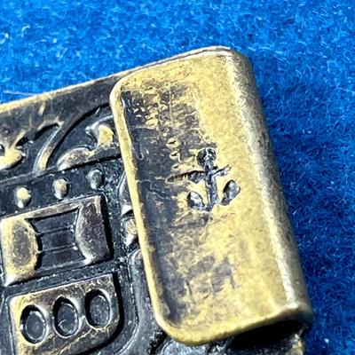 BRASS BELT BUCKLE WITH BRITISH-LOOKING SHIELD MOTIF