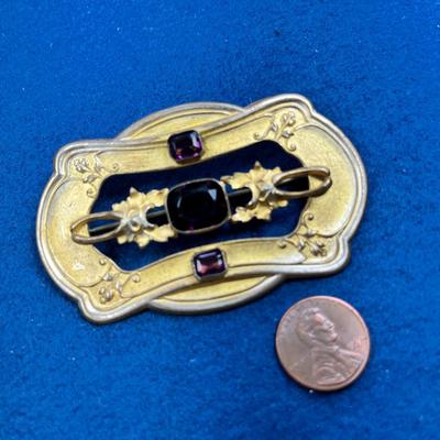 LARGE VICTORIAN PIN WITH 3 PURPLE FACETED STONES