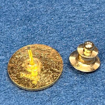 GOLDTONE GOLFER LAPEL PIN