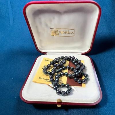 BEAUTIFUL PURPLE MAJORICA SPAIN PEARL NECKLACE IN BOX WITH REGISTRATION NUMBER