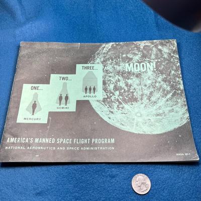 1963 NASA "ONE, TWO, THREE AND THE MOON" BOOKLET- MANNED SPACE FLIGHT PROGRAM