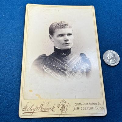 ANTIQUE CABINET PHOTO PORTRAIT OF WOMAN, ELABORATE DESIGN ON BACK