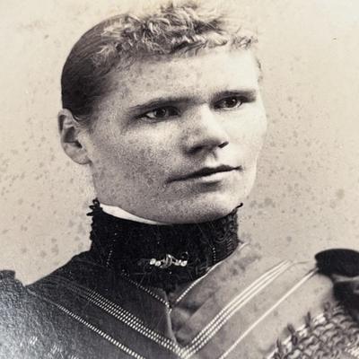 ANTIQUE CABINET PHOTO PORTRAIT OF WOMAN, ELABORATE DESIGN ON BACK