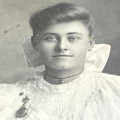 1906 CABINET PHOTO PORTRAIT OF BEAUTIFUL WOMAN IN FANCY DRESS