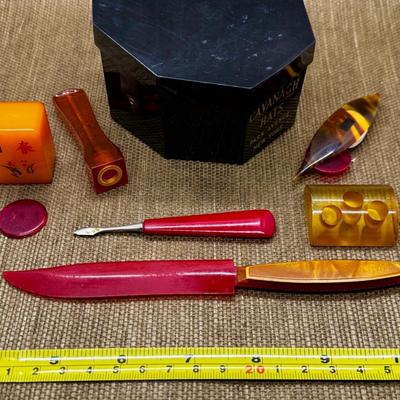 LOT 20 - Bakelite / Early Plastic Lot with Salesman's Sample Cavanagh Hat Box