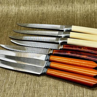 LOT 22 - Collection of Steak Knives
