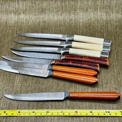 LOT 22 - Collection of Steak Knives