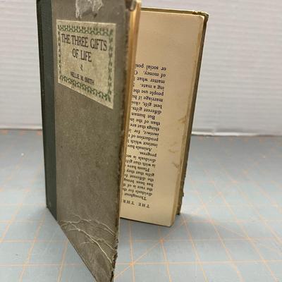 The Three Gifts of Life by Nellie M Smith (1913)