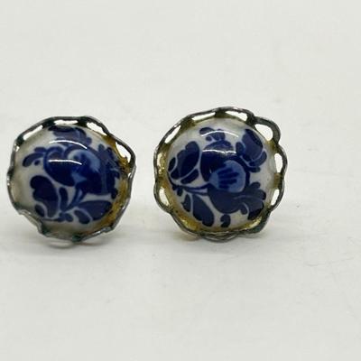 LOT 310: Antique/Vintage Delft Pins/Brooches and More