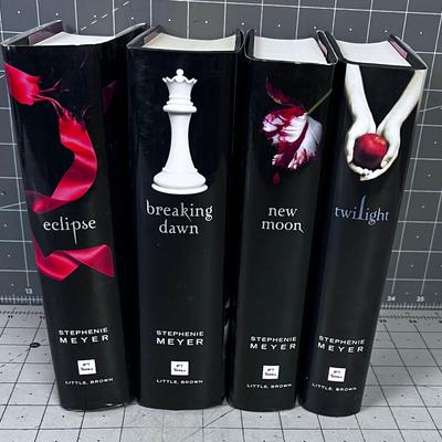 Stephanie Meyer 4 Volumes of the Twilight Series 