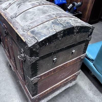 Antique Steamer Trunk 