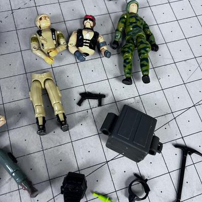 Giant Lot of EARLY VINTAGE G I Joe Weapons and Figurines