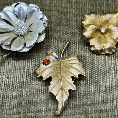 LOT 41 - Vintage Brooch Lot - Trifari Coro