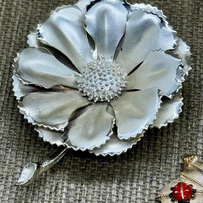 LOT 41 - Vintage Brooch Lot - Trifari Coro