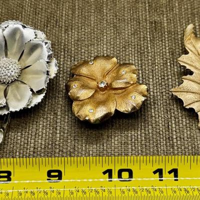 LOT 41 - Vintage Brooch Lot - Trifari Coro
