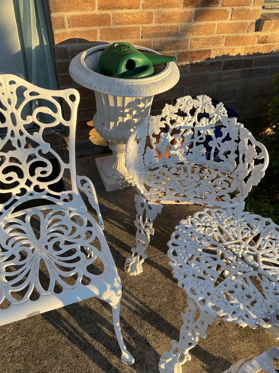 Great Condition Cast Iron Patio Set 1