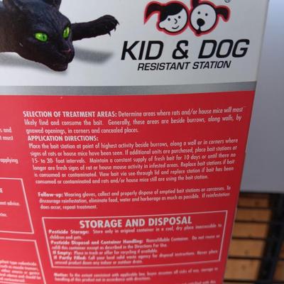 Tom Cat mouse bait 4 oz. blocks Kid & dog resistant stations