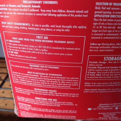 Tom Cat mouse bait 4 oz. blocks Kid & dog resistant stations