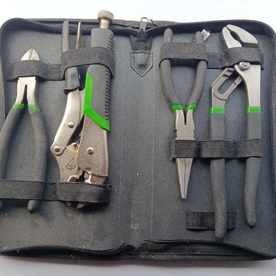 Pilar set in zip up storage case.