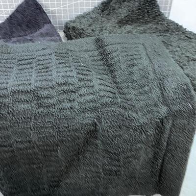 3 Black Rugs 