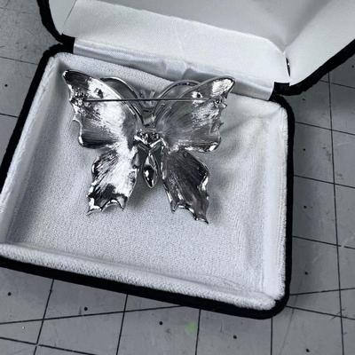 SWAROVSKI Beautiful Butter Fly Pin NEW