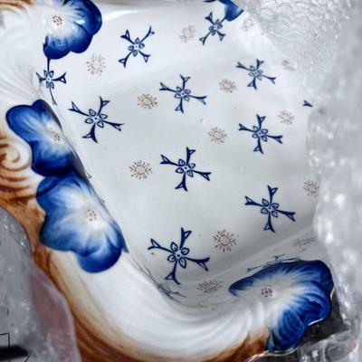 NEW and Quite NICE! TEMPTATIONS Presentable Dinner Ware (2) Baking Dishes with Wire Holders NICE! 