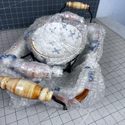 NEW and Quite NICE! TEMPTATIONS Presentable Dinner Ware (2) Baking Dishes with Wire Holders NICE! 