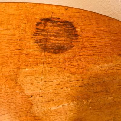 Early American Style Antique maple oval table.