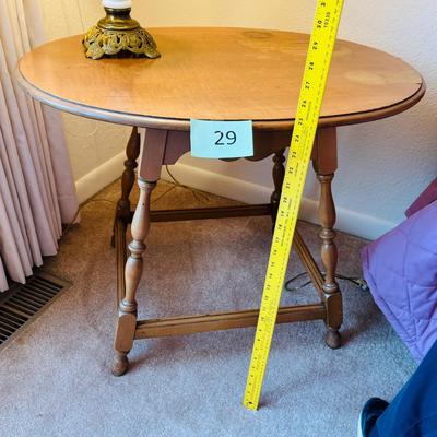 Early American Style Antique maple oval table.