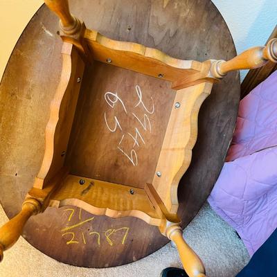 Early American Style Antique maple oval table.