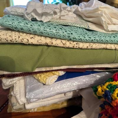 MISC. HOUSEHOLD LINEN LOT