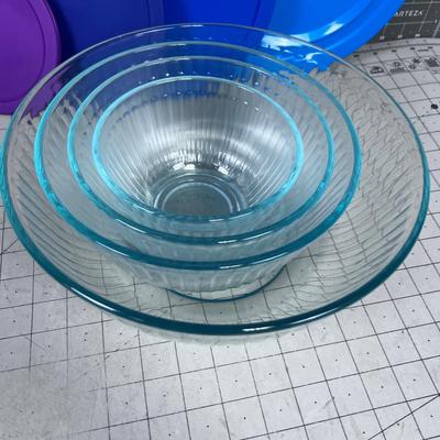 Nested PYREX Bowls with Lids (4) 