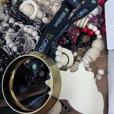 Tray of Jewelry: CHUNKY Necklaces, Mostly