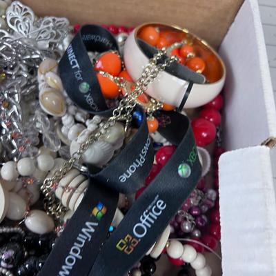 Tray of Jewelry: CHUNKY Necklaces, Mostly