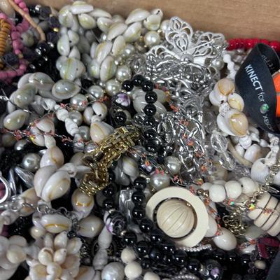 Tray of Jewelry: CHUNKY Necklaces, Mostly