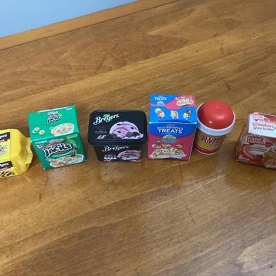 Lot of 12 Shopkins real littles. Figures are in containers