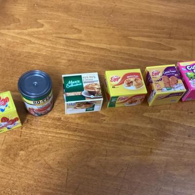 Lot of 12 Shopkins real littles. Figures are in containers