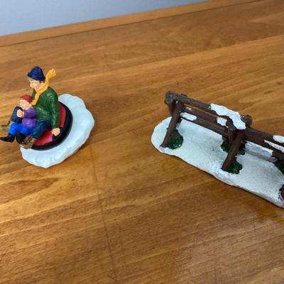 Lot of 2 Lemax Christmas village pieces