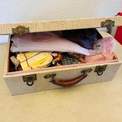 Vintage doll case with 5 dolls