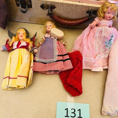 Vintage doll case with 5 dolls
