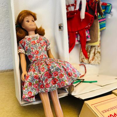 Barbie Skipper Doll box w/ wardrobe