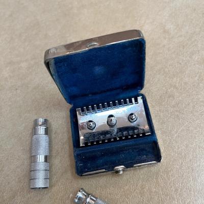 Safety razor w/ case
