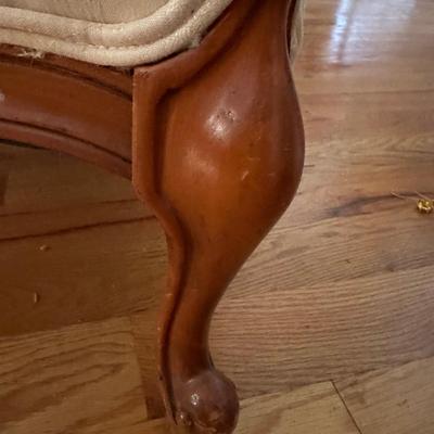 VINTAGE FRENCH PROVINCIAL UPOLSTERED CHAIR