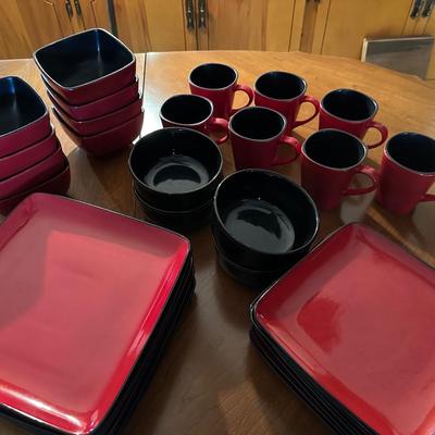 RED & BLACK DINNERWARE SET