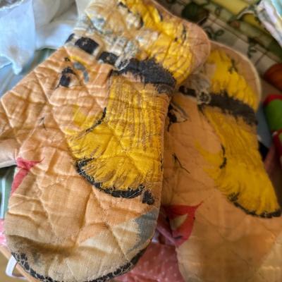 KITCHEN LINEN LOT